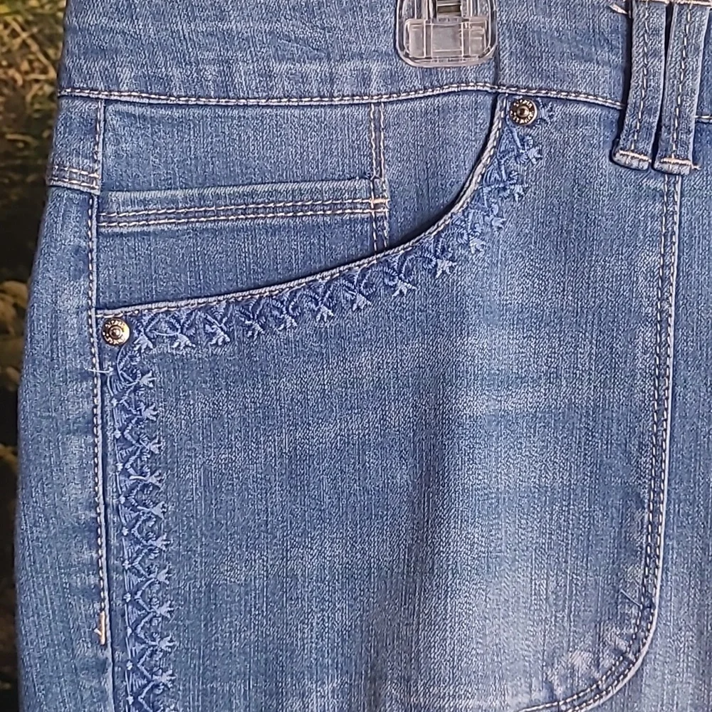 New with tags! Gloria Vanderbilt Womens 24W blue jean denim Bermuda Shorts
